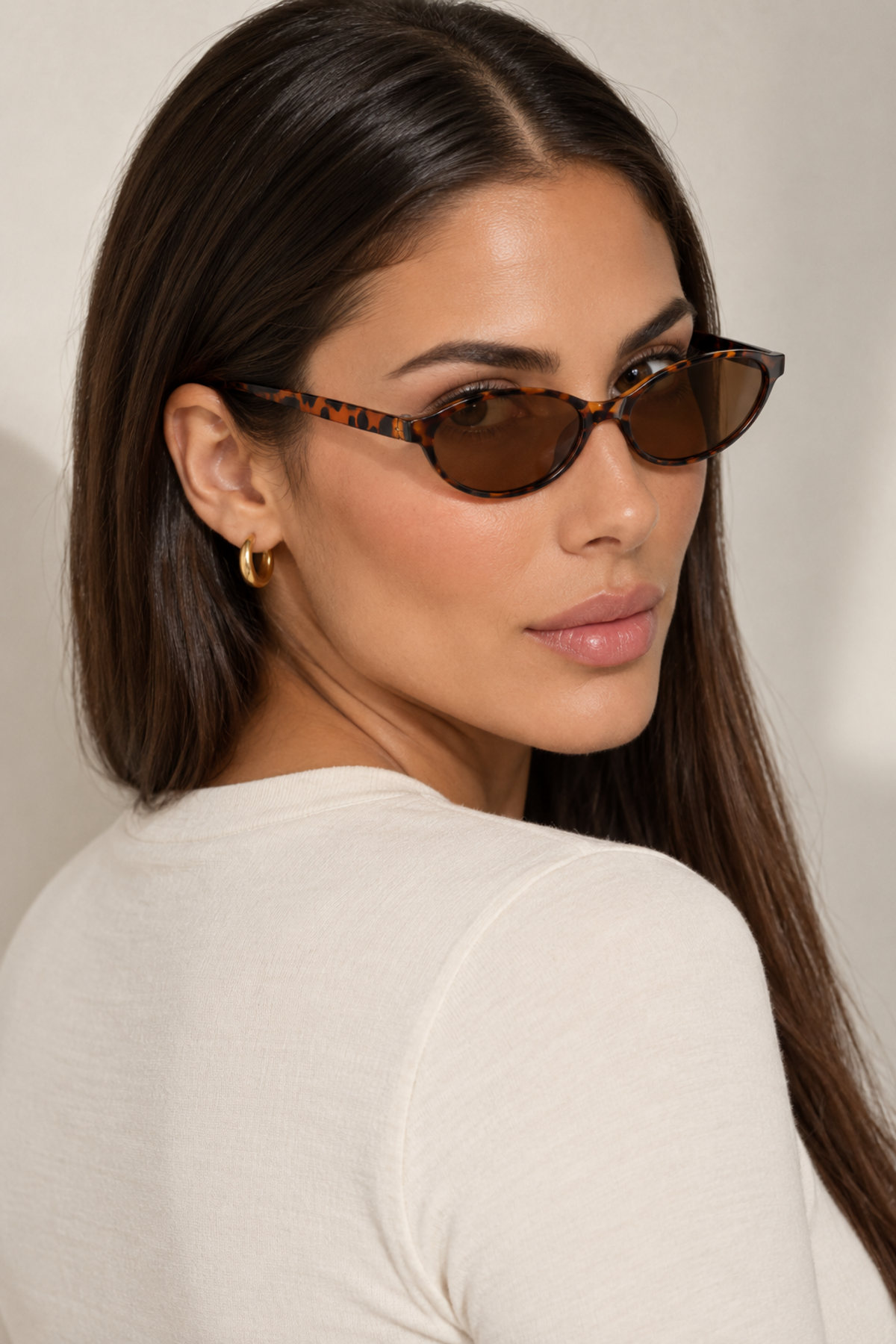 Fedevie model wearing tortoiseshell small oval sunglasses, back view